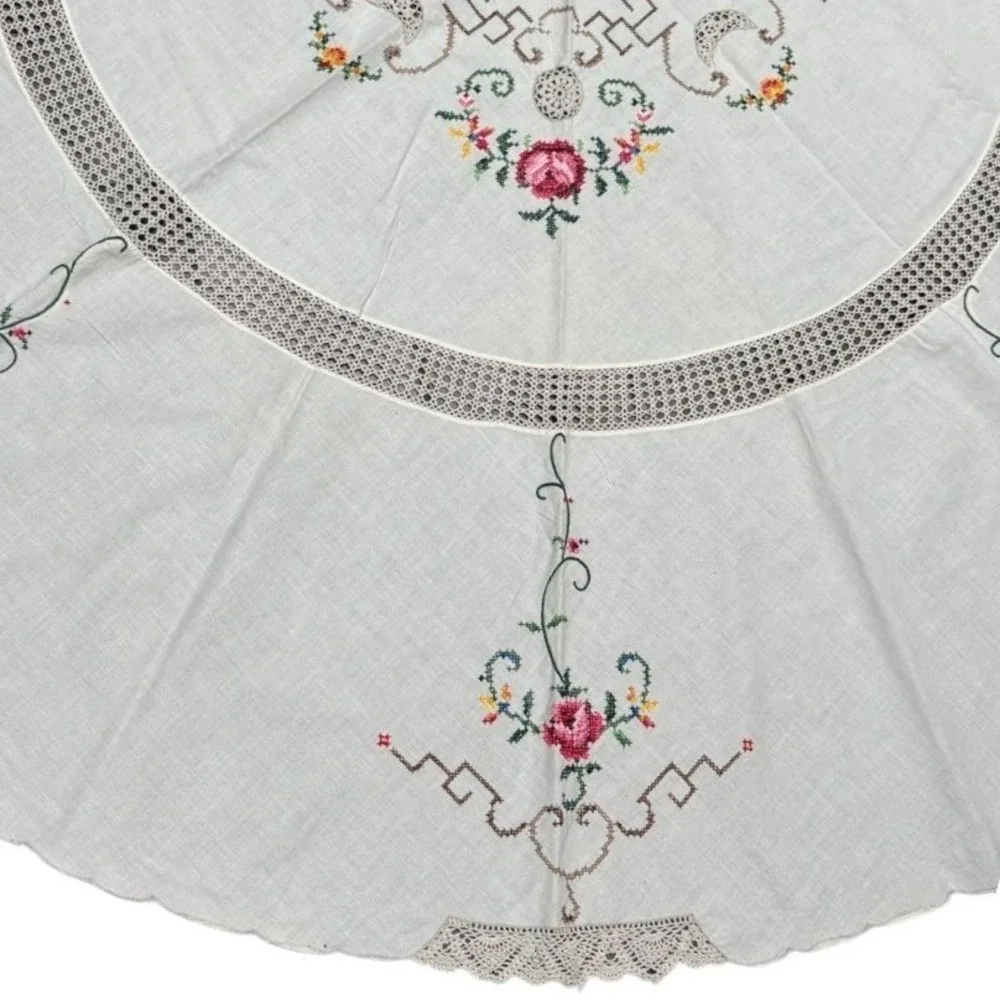 Vintage Round White Hand Embroidered Floral Crochet Lace Tablecloth 64in‎